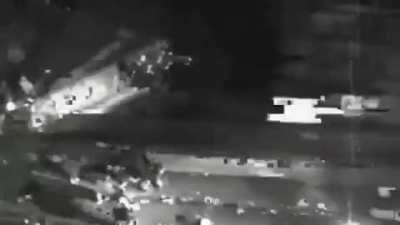 21 LUGLIO 2001 🇮🇹 A Genova, durante lo svolgimento del G8, 275 agenti di polizia in tenuta antisommossa assaltano la scuola Diaz, provocando il ferimento di 63 delle 93 persone che dormivano all'interno dell'edificio: 3 finiscono in prognosi riservata e u
