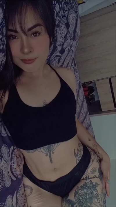 Brave enough to fuck this milf raw, without pulling out? If so, come in my bed!