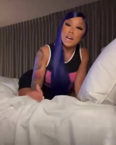 WHAT DOES HER BACK SHOT AIR SMELL LIKE ??