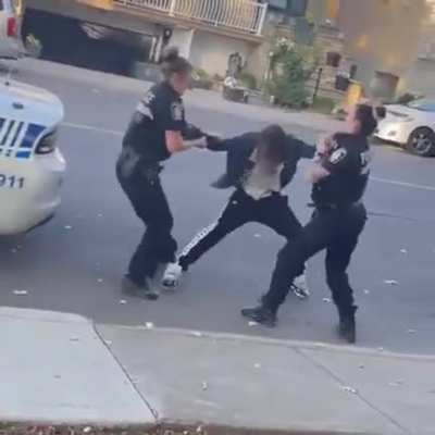2 Female Officers Arrests a Suspect