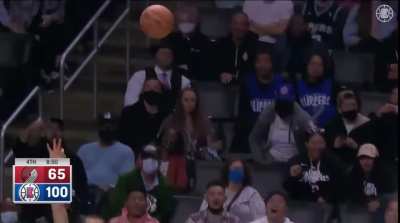 [Highlight] Terance Mann backpedals into a 3 Pointer