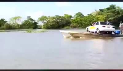 ¿Qué puede detener taxista en Tabasco? ¿Una inundación? Nah 🚕😌