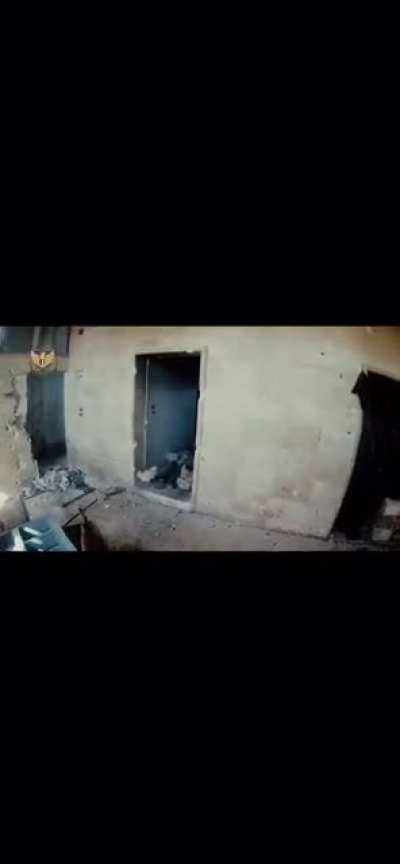 Jaish al nasr (FSA) fighter kills SAA soldiers in close house warfare (Syria)