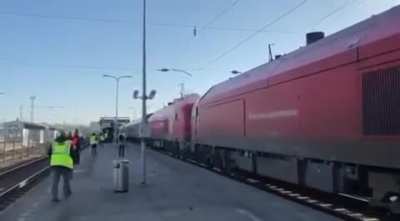 At the railway station in Vilnius, when the Moscow-Kaliningrad train stops, an announcement about the war in Ukraine sounds over the loudspeaker: 