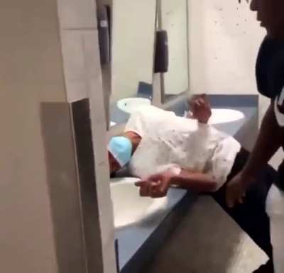 I walked in the bathroom yesterday and seen a nigga get slept I was just tryna take a piss 🤦🏽‍♂️