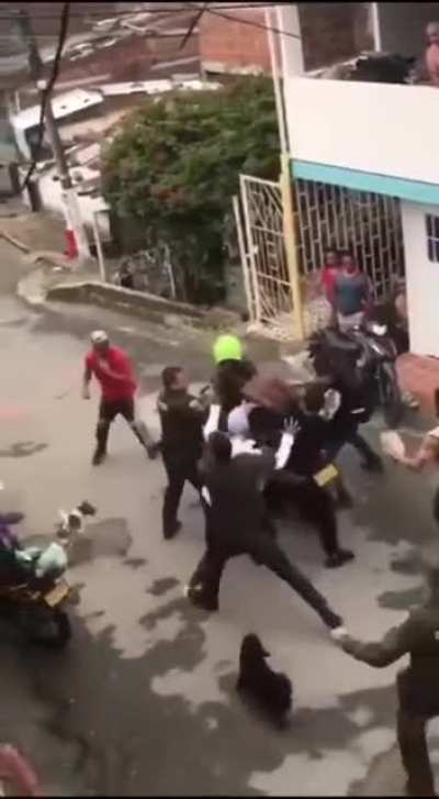How Colombians React Towards Neighborhood Thieves...