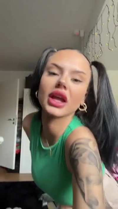 That's what I call dick-sucking lips @melissastbl