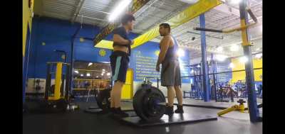 Karen attacks teen in the gym