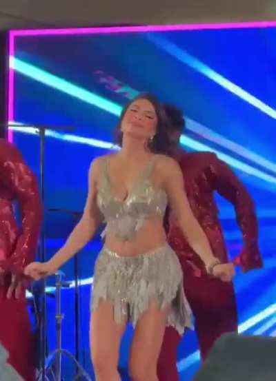 Babe dances at a big fat indian wedding