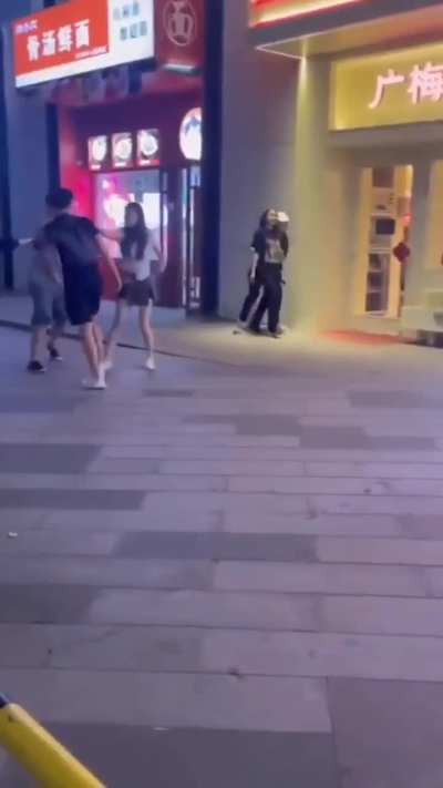 背包男好像<wbr>有点东西哦<wbr>！但是打人<wbr>违法了
