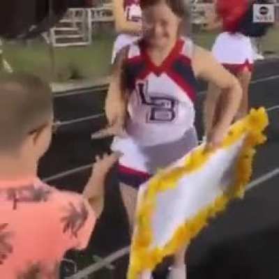 The lover who made a romantic surprise for his girlfriend's graduation ball..