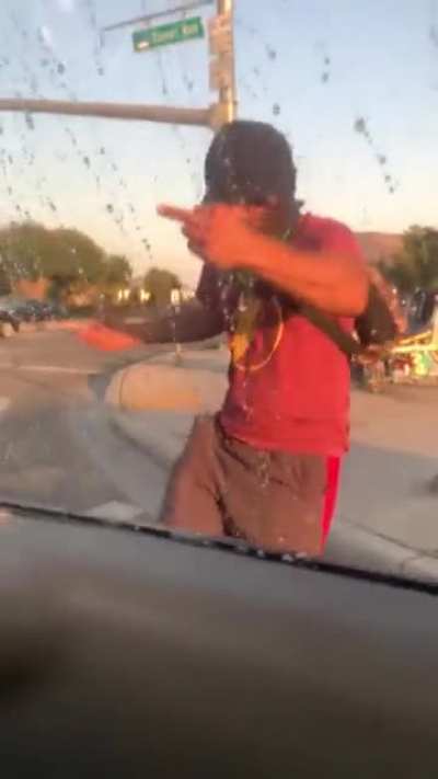 Man throws drink at PT Cruiser Tiktok: @whizzu