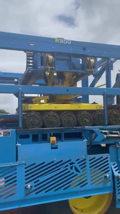 Скручиватель газонных роллов