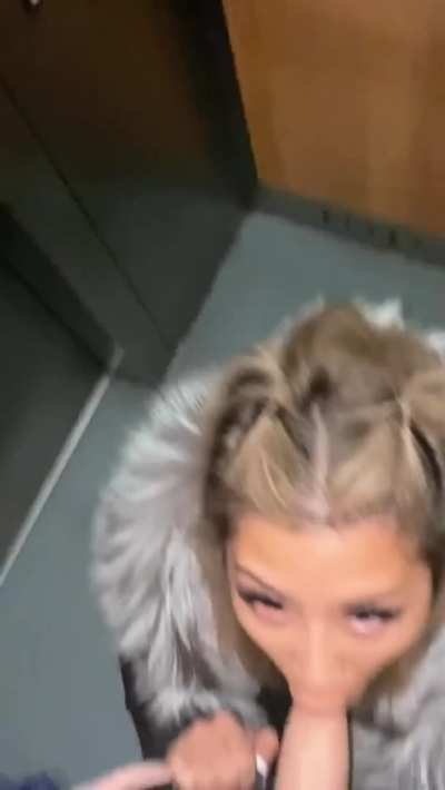 Quick elevator Blowjob