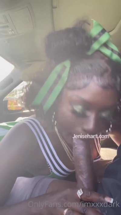 Cheerleader eating up Coach’s dick before big game