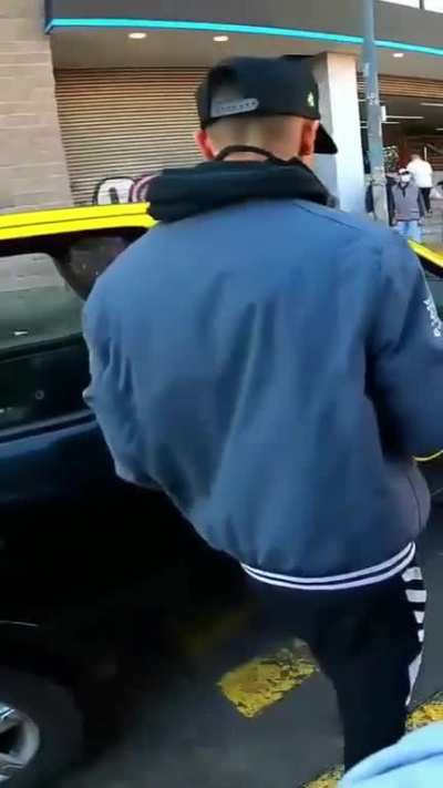 Lo bajo del taxi.