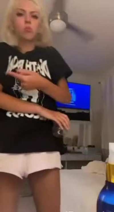 Duffy forgetting she's not wearing a bra