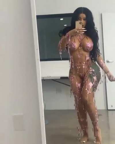 Cardi B (@iamcardib)