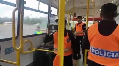 La policía frena colectivos en Au. Ricchieri y filma los rostros de sus pasajeros 