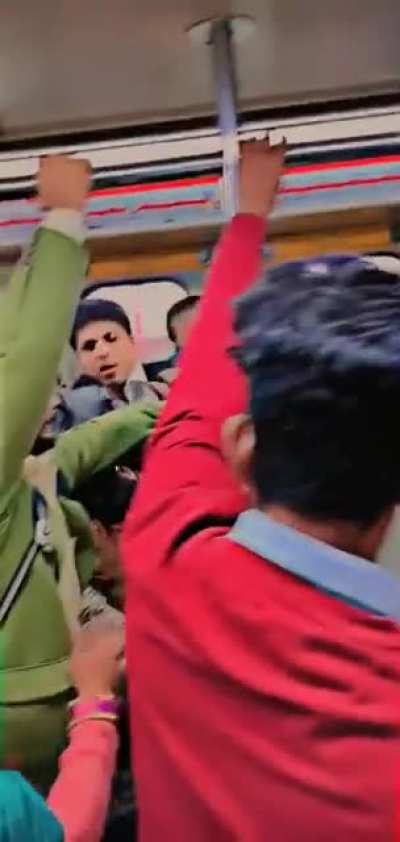 Metro me kalesh....