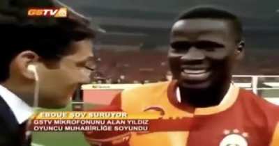 Herhangi bir şarkıda bilmediğin kısım gelmiştir ama söylemek istersin.