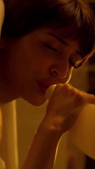 Anushka Sharma in bathtub (Bombay velvet)