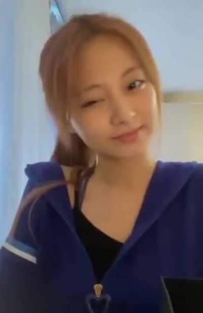 200920 - Tzuyu showing how good she is at winking now