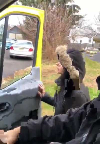 Crazy karen assaulting someone for parking in 