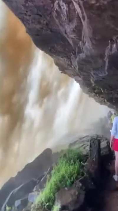 За водопадом