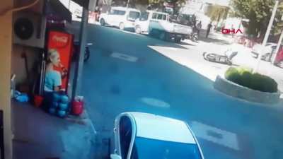 Süren erkek olsa kıza çarpsa adam taciz ediyor diye tutuklanır.. kız adamın anasını sikti hala daha 3. ye carpması icin moturnu kaldırmaya yardım ediyorlar