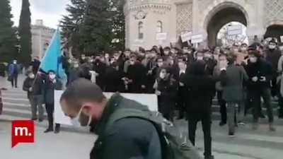 Boğaziçi öğrencileri kalabalık gezdikleri için göz altına alınırken, aynı an da bu görüntüler yaşandı. Adım adım iç çatışmaya.