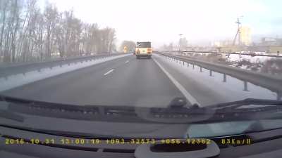 Wrong way driver kills himself and his passenger, 31.10.2016