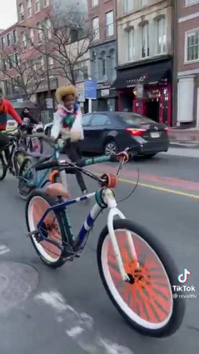 Amazing how these guys exchange their bikes.