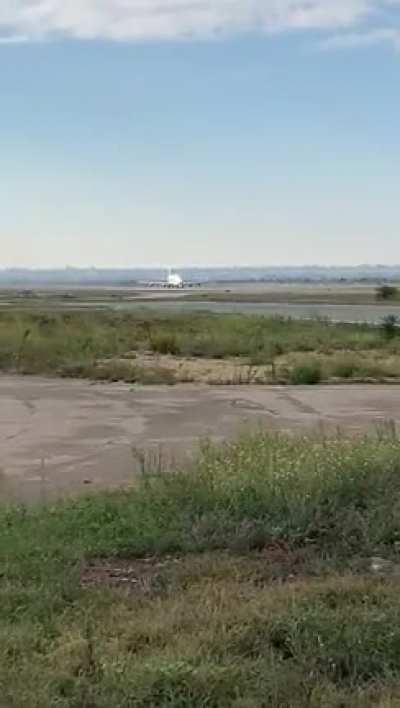 Dreamlifter loses wheel at take-off.