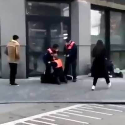 Police slams a 16 year old boy on the ground for not wearing a mask in Belgium.