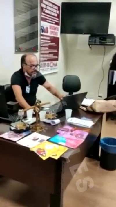 Advogado POS é preso por chamar jovem de 