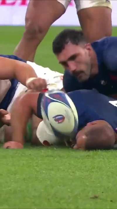 I haven't seen many people chatting about Faf de Klerk kicking the ball back to France with 1min left on the clock but I almost died when he did. Thankfully he made up for with this.