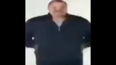 ;>]