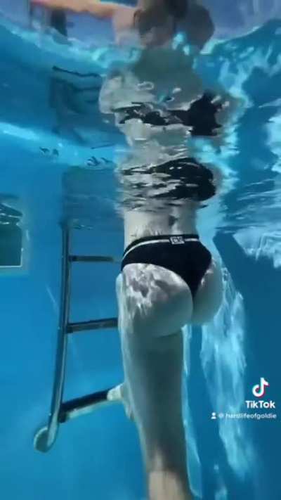 The underwater shot 💦 @hardlifeofgoldie