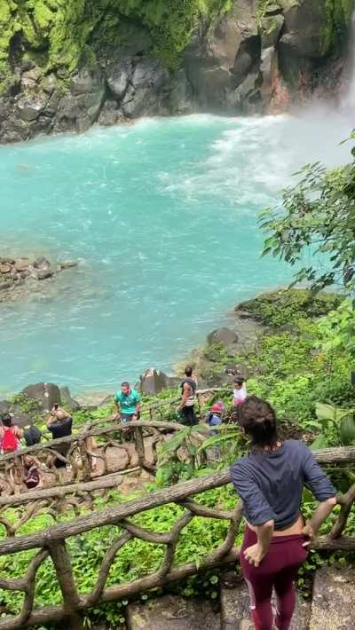Flashing at the Tourist Spot while all the people are Distracted [GIF]