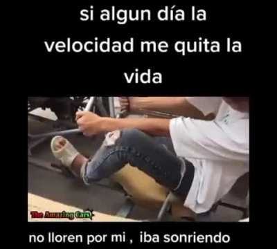 Iba sonriendo