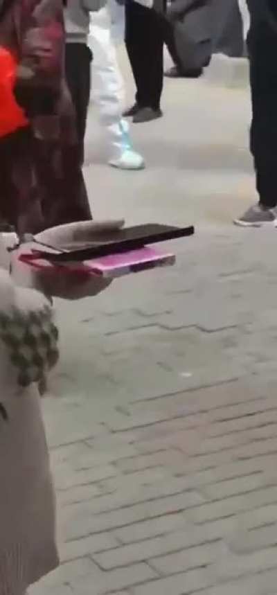 They carry assault rifle now ?