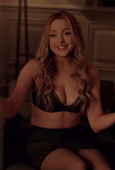 Elizabeth Gillies 