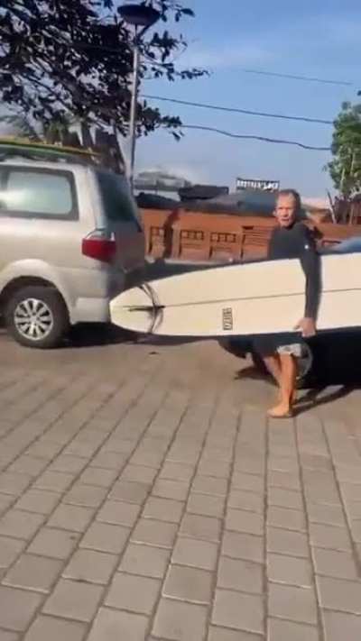 Psycho tourist keys cars parked on streets and gets caught by a local man