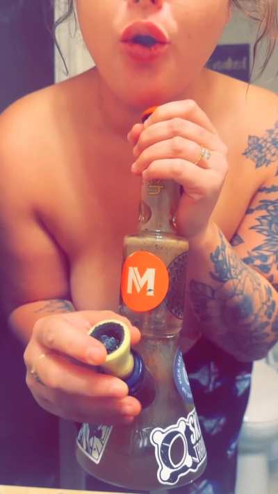 Don’t tell my fiancé I smoked the bong inside the house<wbr>🤫👀😘