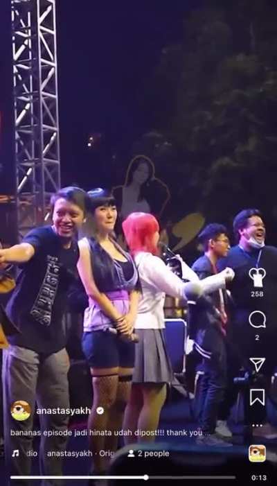 AUDIENCE APPLAUDS HUGE TITS 😮‍💨