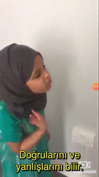 Baştan sona rahatsız edici bir video. Ama en rahatsız eden kısmı da videoyu çeken yaratığın ortalığı kızıştırması