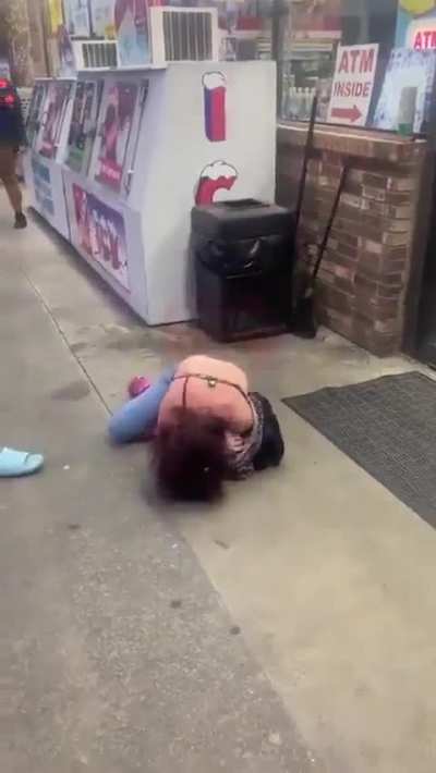 Daughter beats up woman who slapped her mother
