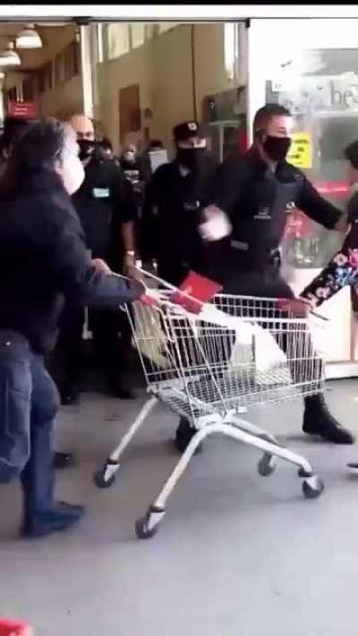 Crazy Chilean Karen kicks shopping cart, gets hit back.
