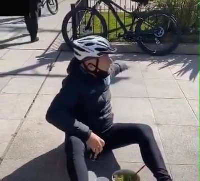 El señor que toma la coca cola en el piso y le hacen una multa. - Lamento escucharme tan enojado, pero QUE MANERA DE ROMPER LAS PELOTAS HERMANO!!!!!